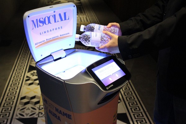 ▲新加坡旅館業者推出機器人AURA客房服務             。（圖／Millennium Hotels & Resorts Asia粉絲頁）