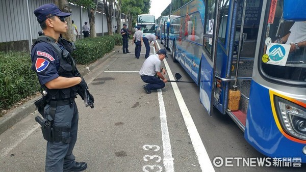 ▲世大運開幕，保安大隊以金屬探測器實施人車安檢  。（圖／記者張曼蘋翻攝）