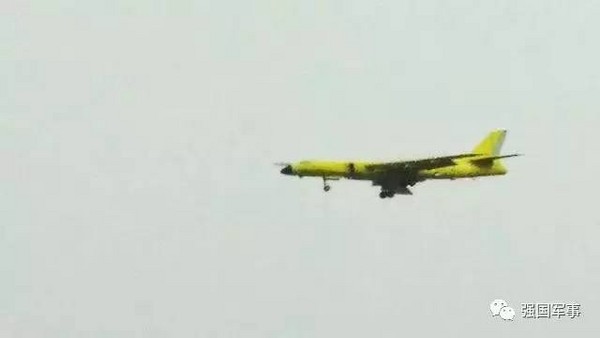 中國各大軍事網站出現一張疑似最新型的轟-6N轟炸機。（圖／翻攝自大陸網站）