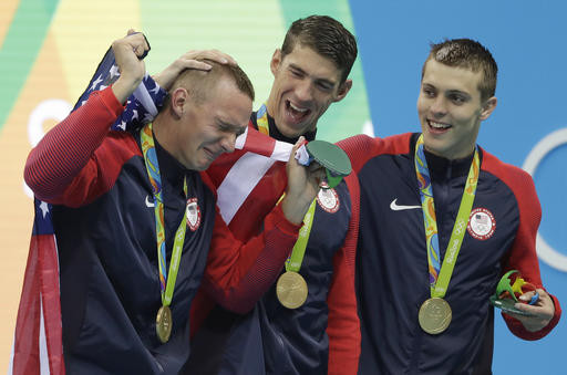 ▲（圖右）海爾德（ryan held），與崔斯爾（Caeleb Dressel）、（中）菲爾普斯（Michael Phelps）里約奧運4x100自由式奪金。（圖／達志影像／美聯社）