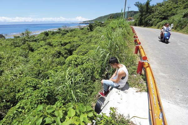 綠島鄉公所花費公帑興建護蟹廊道，開口卻懸空在海邊斷崖，引發保育人士撻伐。