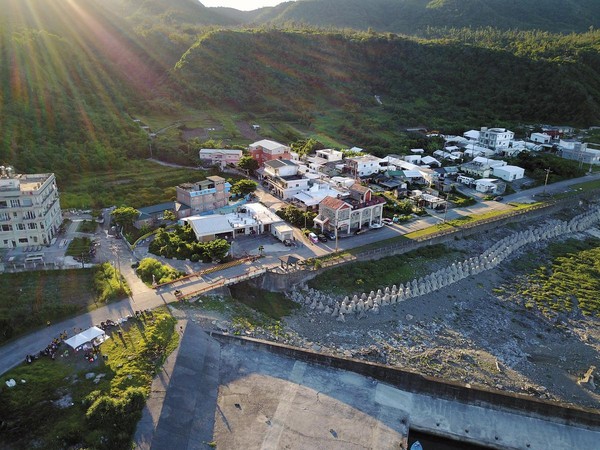 綠島以好山好水風景聞名，每年吸引超過30萬人次觀光客，卻也讓當地生態付出嚴重代價。