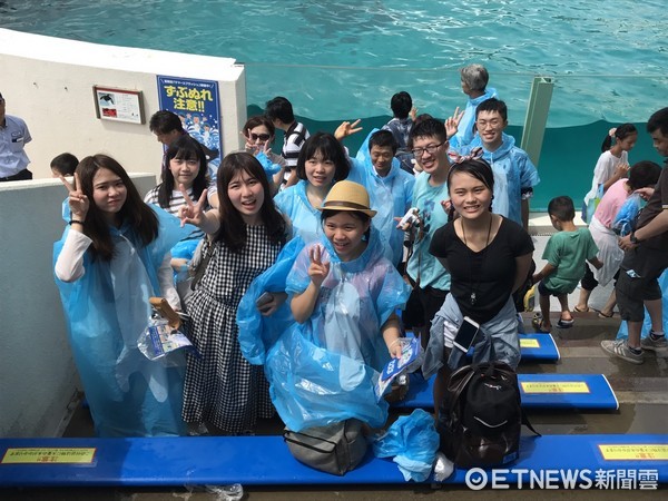 日本鴨川海洋公園享受被「殺人鯨」濕身快感。（圖／記者趙于婷攝）