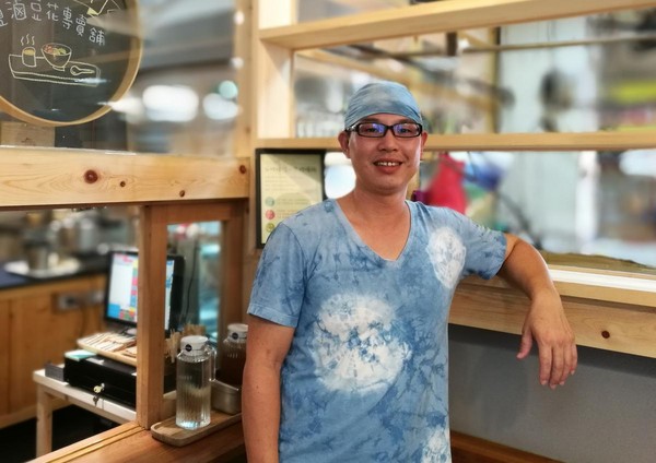 「飛魚食染」老闆賴祥語開店，希望能堅持健康與環保理念。