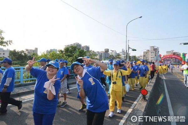 ▲藍帽藍Ｔ裇享受健走樂趣。（圖／桃園市政府提供）