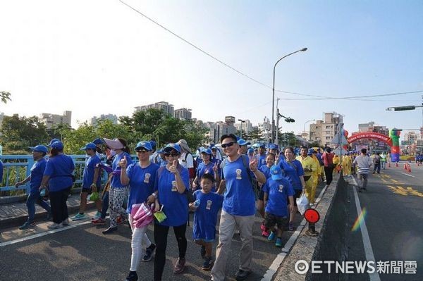  ▲更有的民眾扶老攜幼一同健走享受難得假日。（圖／桃園市政府提供）