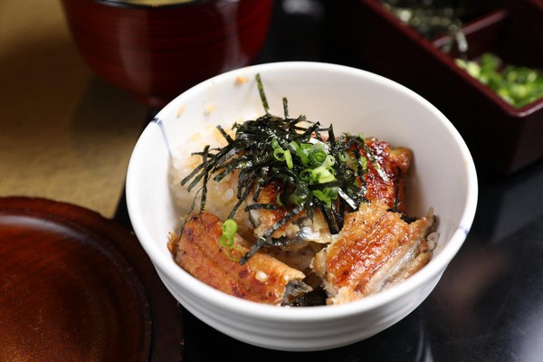 鰻魚飯的第二吃是加上一點芥末、海苔與酌料。