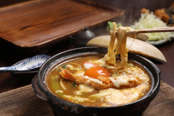 用八丁味噌為湯底的「雞蛋味噌烏龍麵」，才吃下第一口，整個食慾大開。（1,000日圓／份，約NT$271）