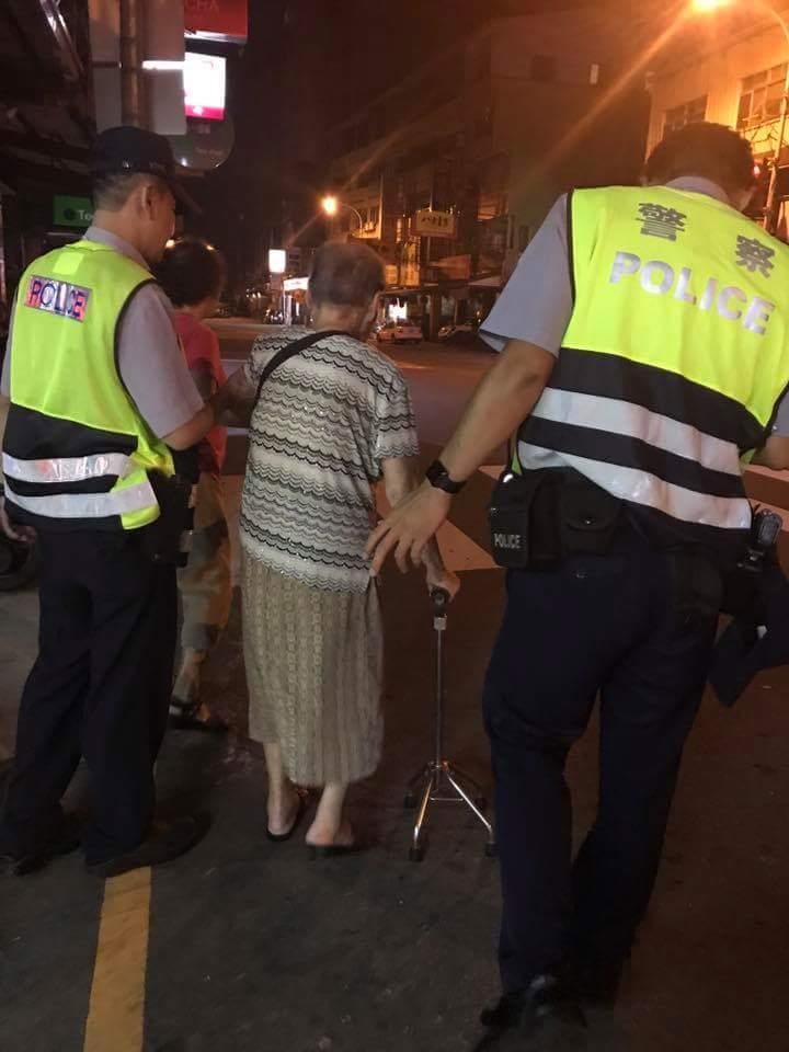 ▲警察攙扶97歲老奶奶一步步走回家。（圖／翻攝自爆料公社）