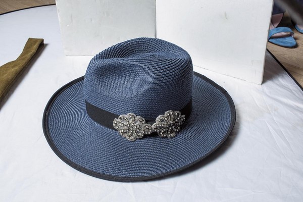 CHLOE CHEN藍色水鑽裝飾帽子。NT$7,980
