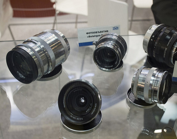 俄國老廠 Zenit 將在 2018 年推出全幅微單眼相機。（圖／翻攝自 Lomography、photorumors）