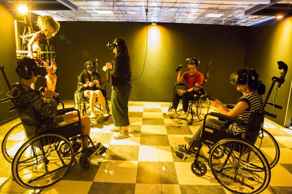 「白色懼塔」玩家是坐在輪椅上同心協力找線索過關。