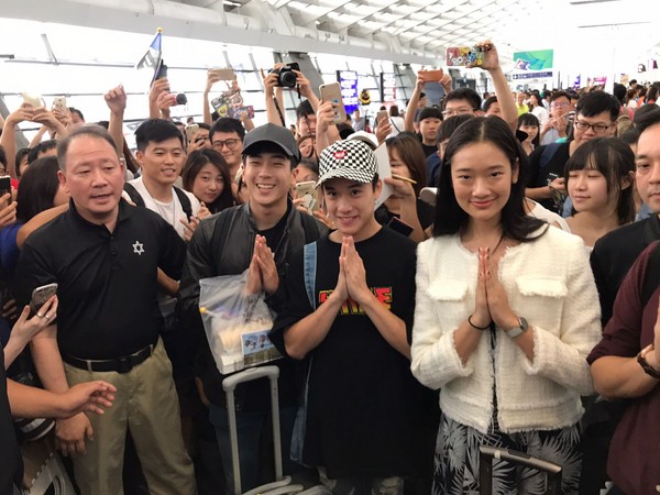 Non跟穿著黑色上衣搭配皮外套、黑色棒球帽，露出萌笑開心的跟茱蒂蒙、提拉東以泰國打招呼手勢向粉絲問好：「很高興來台灣！」