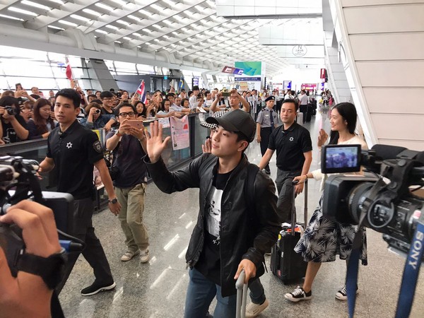 21日他們搭乘泰國航空TG634班機早上11點50分抵達桃園機場，現場約300名粉絲接機包圍。