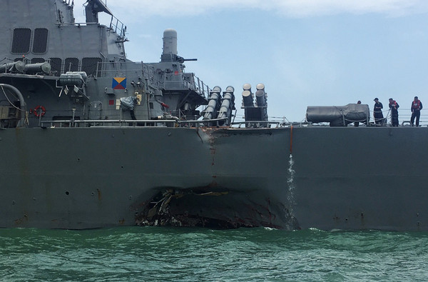 ▲▼美軍飛彈驅逐艦「馬侃號」（USS John S. McCain）撞商船。（圖／路透社）