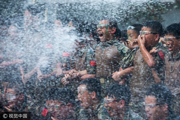 高壓水槍沖到站都站不穩！杭州國一生受「戰狼式」軍訓。（圖／CFP）