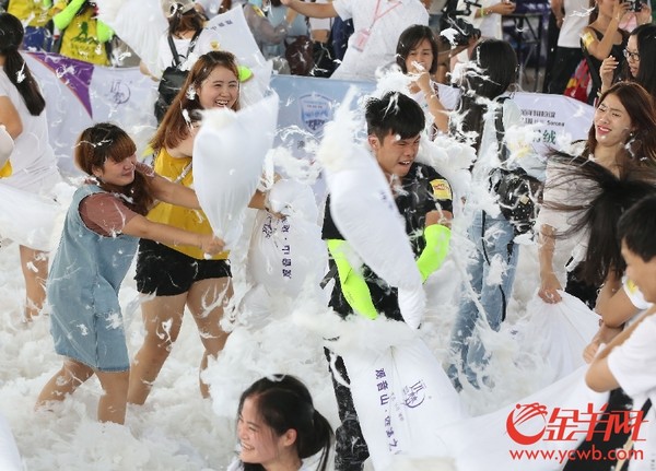 「壓力山大」有救！東莞白領減壓節…盡情潑水、砸枕頭好放鬆。（圖／翻攝自金羊網）