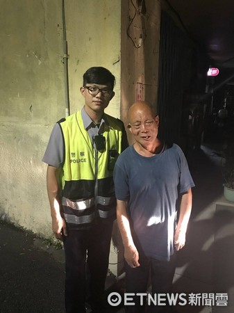 北投分局員警蕭弘欽、世有村幫老人找回回家的路。（圖／記者張曼蘋翻攝）