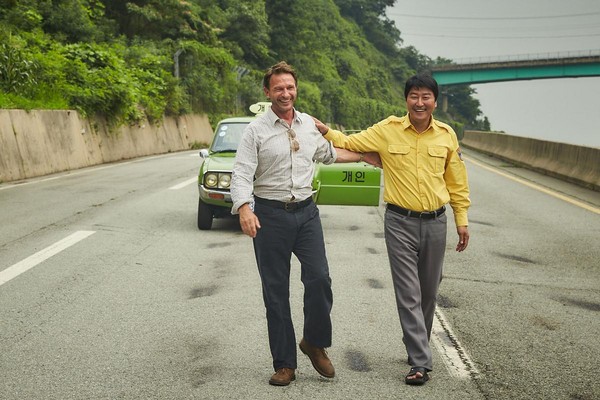宋康昊（右）與湯瑪斯柯瑞奇曼在《我只是個計程車司機》中展現動人真摰的好演技。
