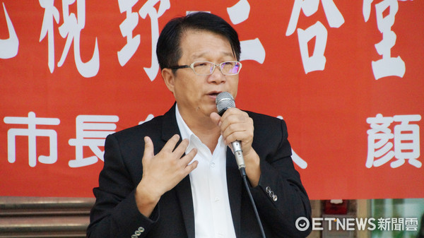 ▲高榮台南分院院長王志龍（右五）等人表示，救地球不只是口號，更要以實質方式參與全球減碳行動。（圖／醫院提供）