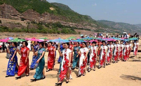 壺口瀑布旗袍秀，展東方傳統女性氣質。（圖／翻攝自新華社）