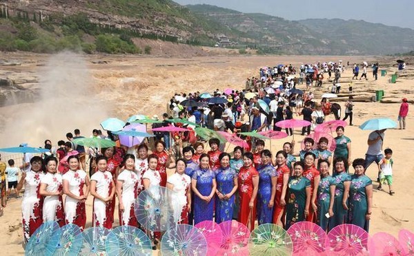 壺口瀑布旗袍秀，展東方傳統女性氣質。（圖／翻攝自新華社）