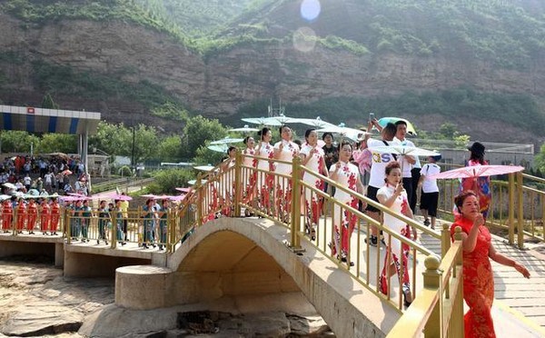 壺口瀑布旗袍秀，展東方傳統女性氣質。（圖／翻攝自新華社）