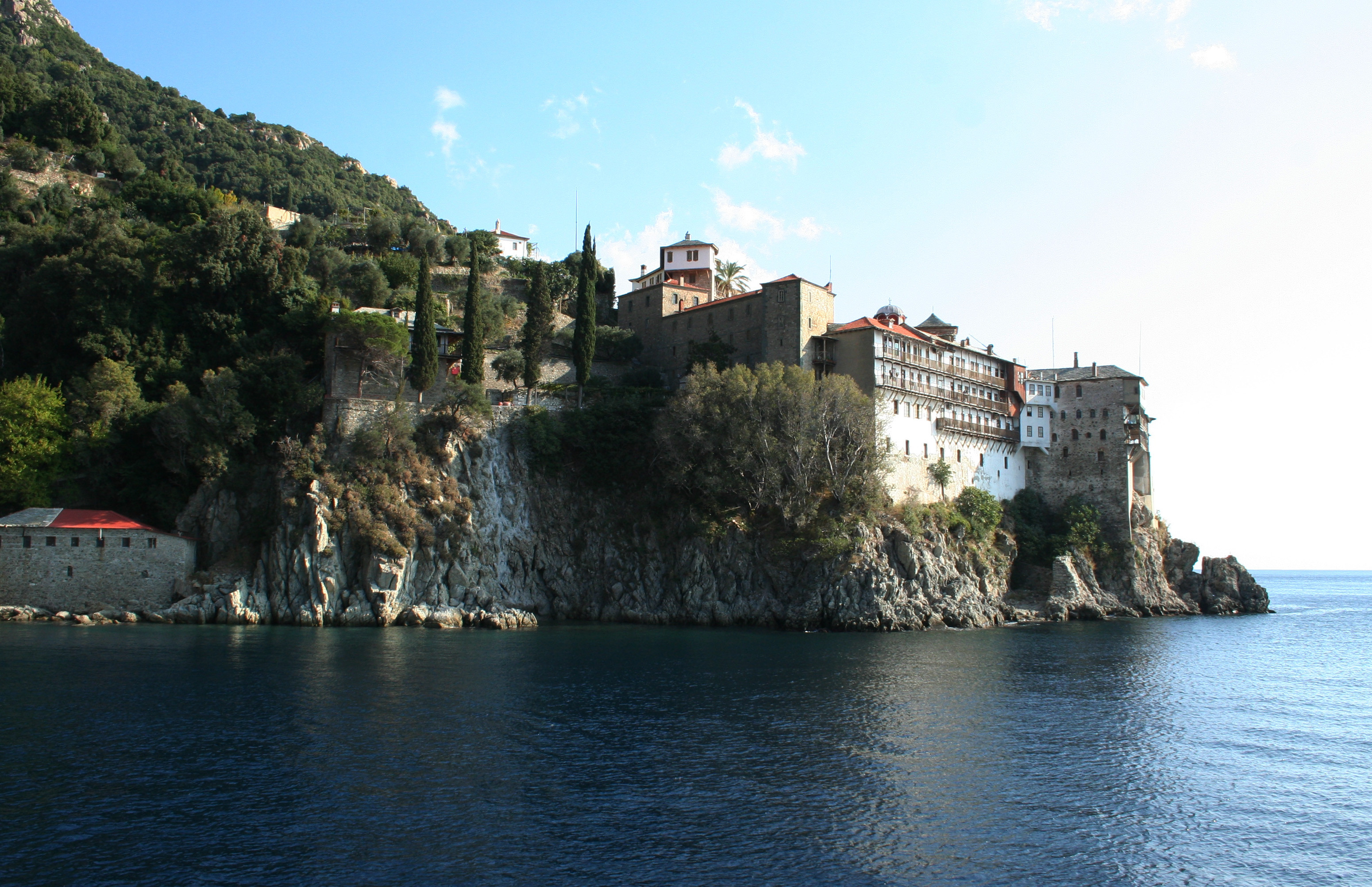 這是位於愛琴海中的希臘「阿索斯山」（Mount Athos），是禁慾的「男人國」，禁止女人進入。（圖／路透社）