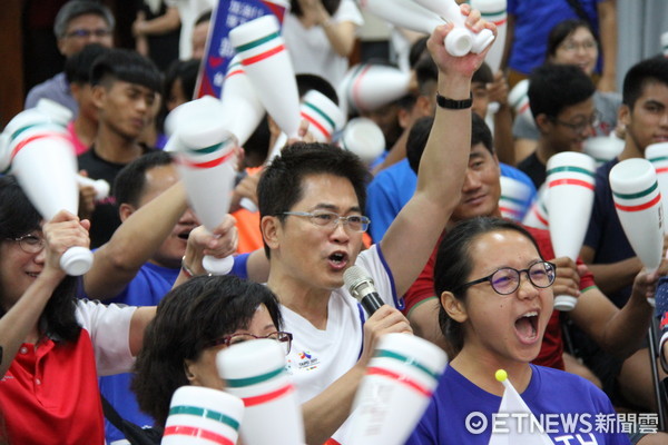 世大運舉重選手郭婞淳，參加女子舉重58公斤級決賽，台東縣長黃健庭在縣府大禮堂架設大螢幕，與縣府同仁、民衆一起看直播加油。（圖／台東縣政府提供）