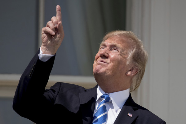 ▲▼川普一家在白宮賞日食，沒戴眼鏡被笑翻。（圖／美聯社）