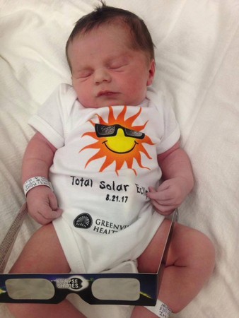 ▲▼寶寶在日食出生，命名Eclipse。（圖／翻攝自臉書Greenville Health System）