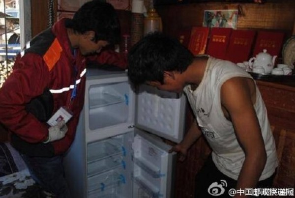 ▲▼中國知名電商人員耗費11天，走過凶險的川藏公路，成功將冰箱送到西藏墨脫縣。（圖／翻攝自《中國郵政快遞報》微博）