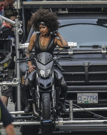 《死侍2》這陣子在加拿大溫哥華拍戲，女主角莎琪碧茲飾演「多米諾」，飛車戲由替身上陣。（東方IC提供）