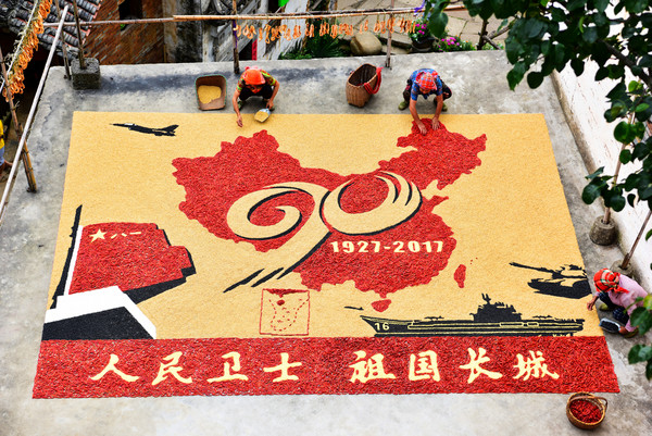 ▲▼中國人用玉米、豆類和辣椒做出「中國地圖」。未來中國市面上的地圖若沒將台灣列入版圖，就會被北京政府當場沒收。（圖／路透社）