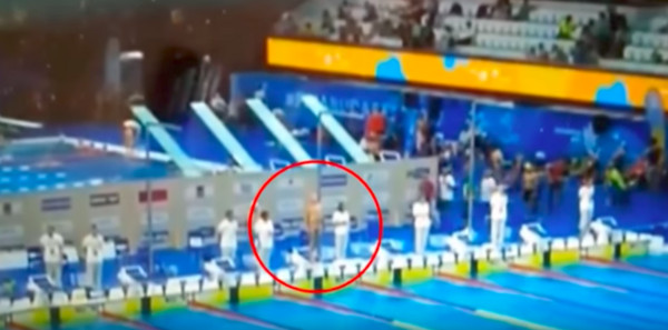 ▲亞瓦瑞茲（Fernando Alvarez）布達佩斯世界成人游泳錦標賽，為巴賽隆納恐攻默哀。（圖／Youtube影片截圖）