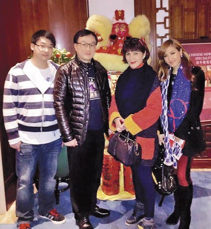 林珍奇（右二）80年代初期跟李德麟（左二）結婚，婚後長居香港，育有1子1女。