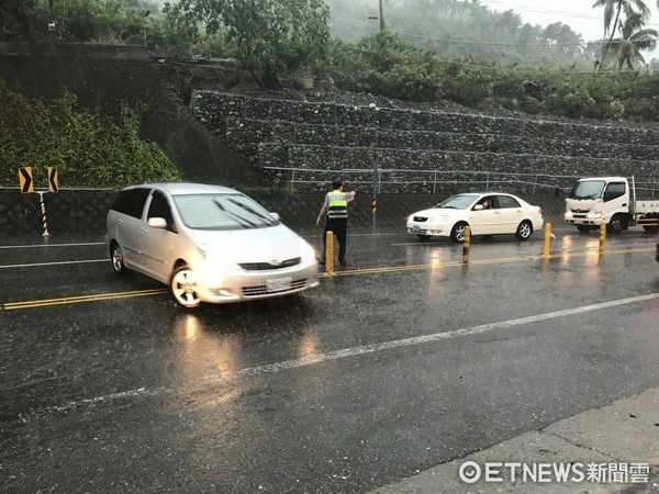 天鴿颱風漸遠雨勢仍大，台東成功警分局仍加強交通安全勤務不鬆解。（圖／台東縣警察局提供）