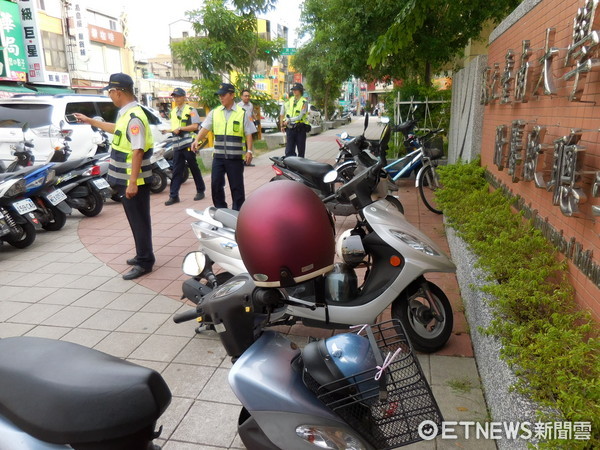 ▲台南市警二分局持續編排時段，針對違規占用嚴重之路段持續加強交通稽查整理取締，以確保用路人行的安全。（圖／警方提供）