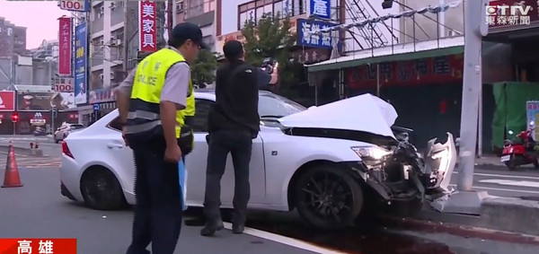▲▼撞Lexus離奇落跑！26歲男「記者證」被切割…吊照還得賠路燈。（圖／東森新聞）