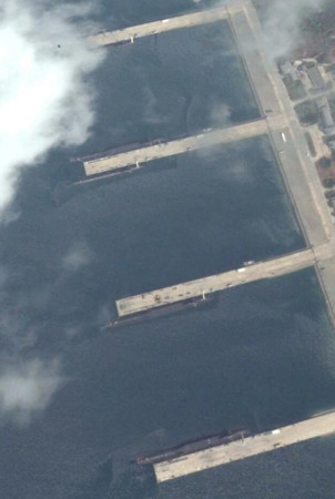 Google地圖更新一批衛星照片，在海南三亞亞龍灣首度拍攝到中國核潛艇碼頭停了4艘094型戰略核潛艇。（圖／翻攝自觀察者網）