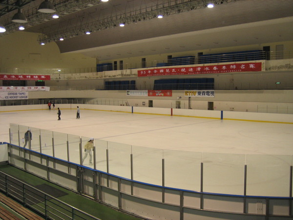 ▲小巨蛋冰上樂園是國內少見的大型滑冰場，每年也為台北小巨蛋帶來逾五千萬元的營收。（圖／東森國際）