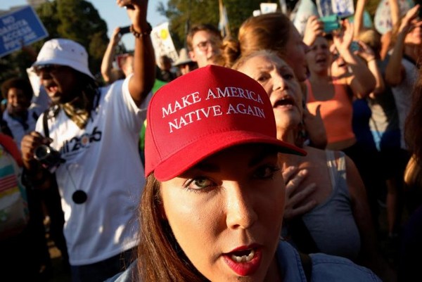 ▲▼ 川普的支持者頭戴印有「讓美國再次偉大」字樣的棒球帽。（圖／路透社）