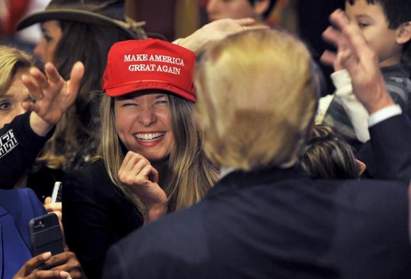 ▲▼ 川普的支持者頭戴印有「讓美國再次偉大」字樣的棒球帽。（圖／路透社）