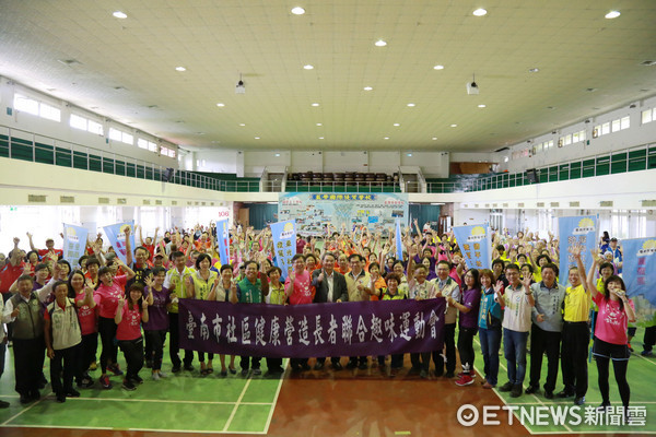 ▲106年第5屆台南市社區健康營造長者聯合趣味運動會，23日在安平國中熱鬧登場，總共有10個社區、200多位長者參加。（圖／新樓醫院提供）
