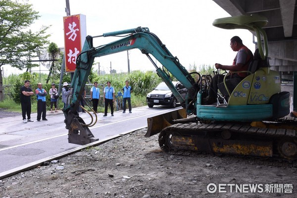 花蓮市長魏嘉賢偕同建設課長徐國城與承辦人員到十六股大道高架橋下，視察迴轉道工程進行。（圖／花蓮市公所提供）