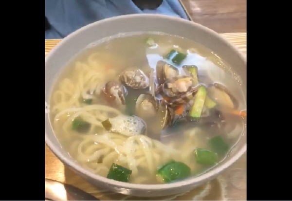 ▲南韓蕎麥冷麵與刀削麵。（圖／太咪提供）