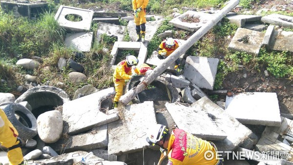 ▲台南市消防局特搜隊，進行透天住宅倒塌情境搜救演練。（圖／消防局提供）