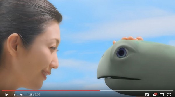 ▲▼壇蜜在廣告中摸烏龜的頭，烏龜竟然瞬間變大。（圖／翻攝自YouTube）