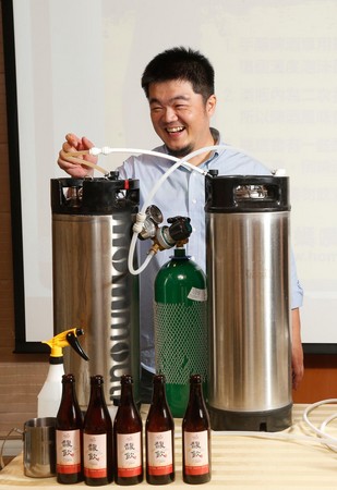 呂炳宏對於釀酒和烘焙咖啡都具有相當熱情。