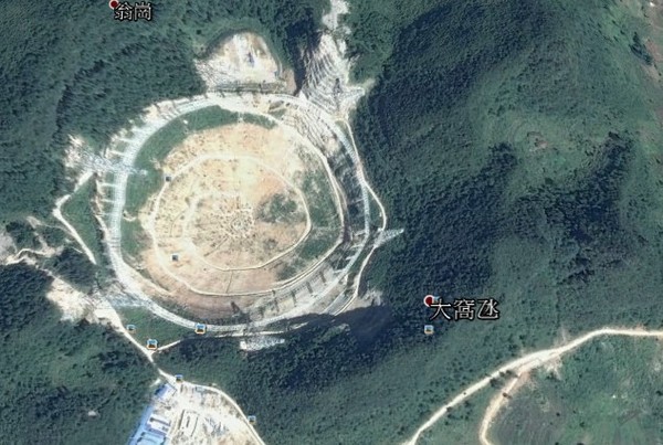 ▲▼被稱為「天眼」的500米口徑球面射電望遠鏡(FAST)坐落在貴州。(圖／翻拍Google Earth)